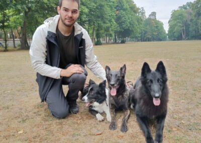 Armand Wiedenberg avec une border collie, berger hollandais et berger belge groenendael à Chantilly